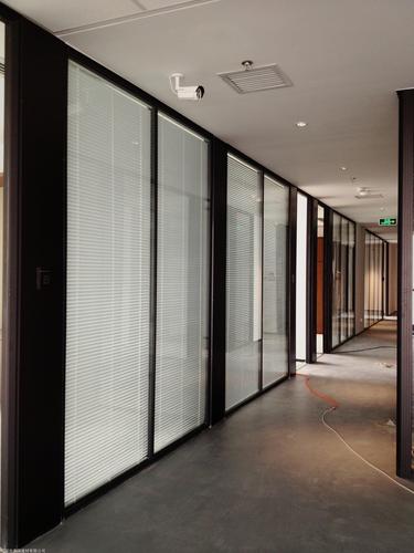 深圳办公室玻璃隔断墙装修效果图 -深圳办公室玻璃隔断墙装修厂